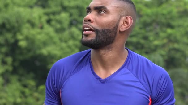 Orientierungsloser Athletischer Schwarzafrikaner Redet — Stockvideo