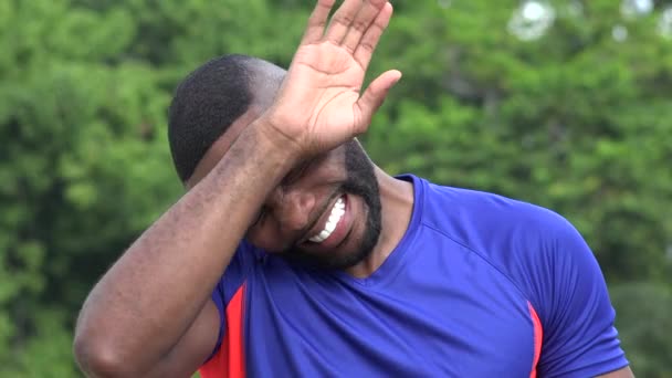 Uitgeput Atletische Zwarte Afrikaanse Man — Stockvideo