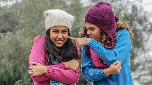 Femmina Giovanissima Friends Inverno Freddo Tempo — Foto Stock