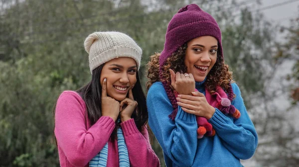 Hispanische Freundinnen Bei Kaltem Wetter — Stockfoto