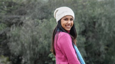 Mutlu sevimli Perulu gençlik