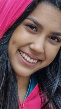 Gülümseyen bir Perulu erkek