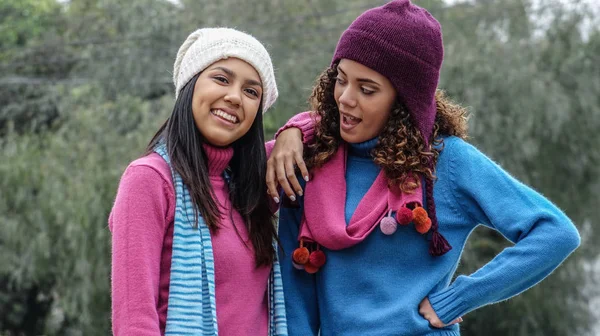 Adolescente Amigos Femininos Outono Inverno — Fotografia de Stock