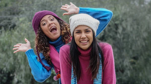 Ανόητες Έφηβες Φίλες Του Φθινοπώρου Χειμώνα — Φωτογραφία Αρχείου