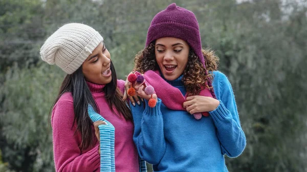 Glücklich Teenager Freundinnen Winter — Stockfoto