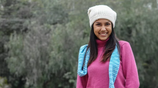 Joyeux Mignon Péruvien Femme Portant Des Vêtements Hiver — Photo