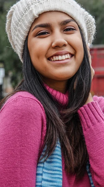 Mignon Péruvien Adolescent Femelle Souriant — Photo