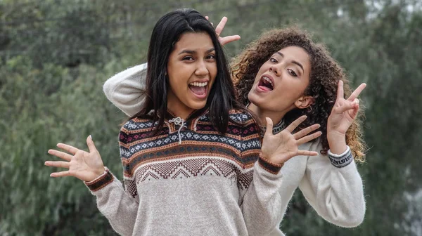 Aufgeregt Hispanisch Weiblich Teen Mädchen Friends — Stockfoto