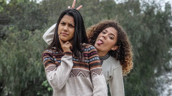 Goofy Amistad Entre Adolescente Hispano Niñas —  Fotos de Stock