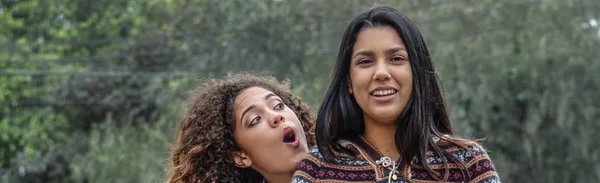 Amistad Entre Adolescentes Hispanas —  Fotos de Stock