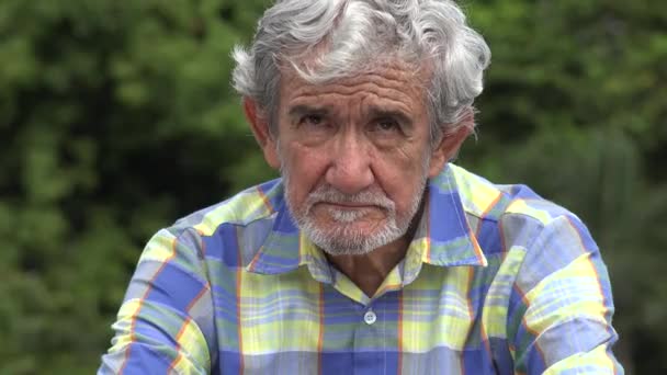 Серьезный Пожилой Латиноамериканец — стоковое видео