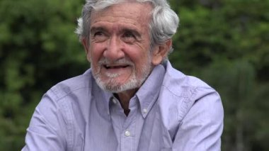 Mutlu kıdemli yaşlı İspanyol adam