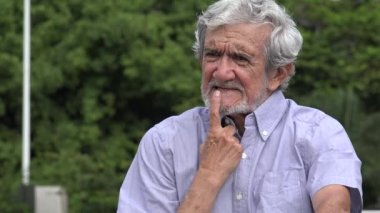 Kıdemli yaşlı İspanyol adam düşünme