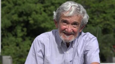 Gülümseyen kıdemli yaşlı İspanyol adam