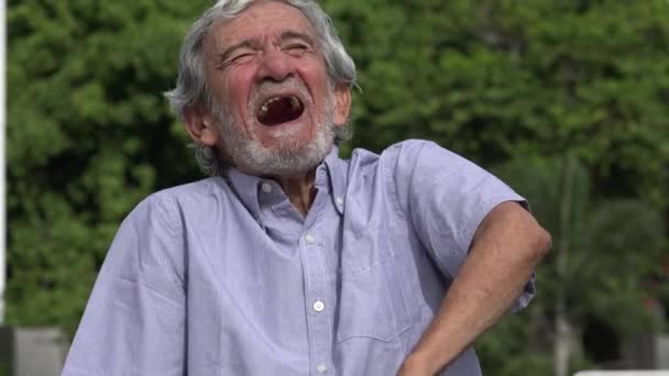 Смеющийся Старший Латиноамериканец — стоковое видео