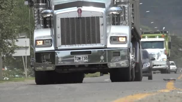 卡车和汽车交通 — 图库视频影像
