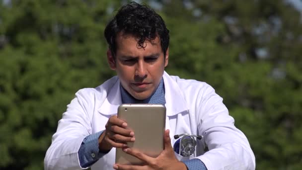 Médecin hispanique sérieux utilisant la tablette — Video