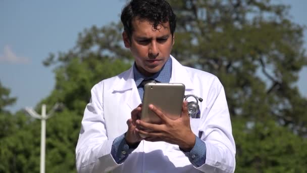 스페인 의의사 가 접시를 사용하다 — 비디오