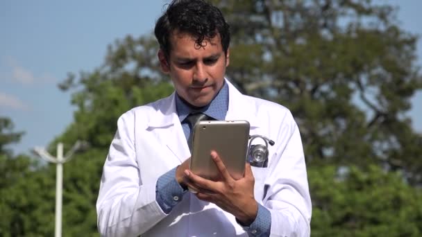 Confus médecin hispanique en utilisant la pensée comprimé — Video