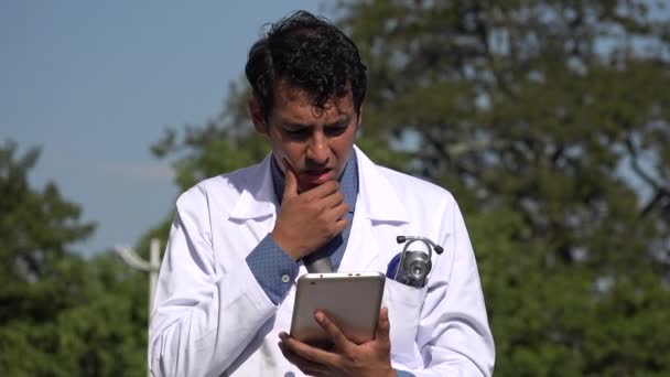 Preoccupato medico ispanico utilizzando Tablet — Video Stock