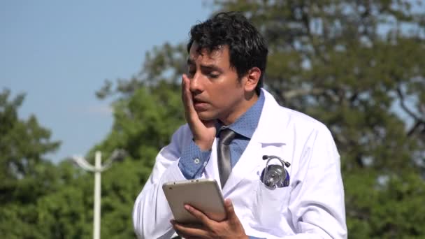 Stressad latinamerikansk läkare med hjälp av surfplatta — Stockvideo