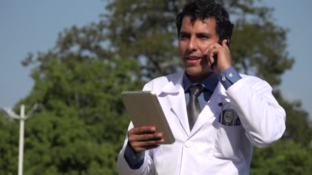 Нещасний іспаномовний діагноз по телефону — стокове відео
