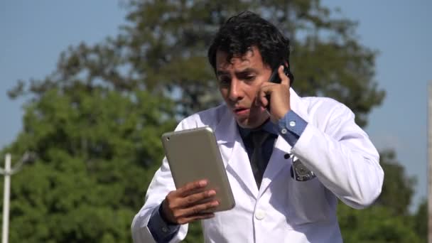Щасливий Іспаномовний Доктор Позування — стокове відео