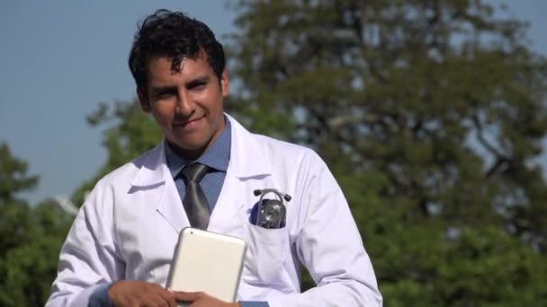Médico hispano feliz con la tableta posando — Vídeo de stock