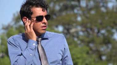 ciddi Hispanik erkek