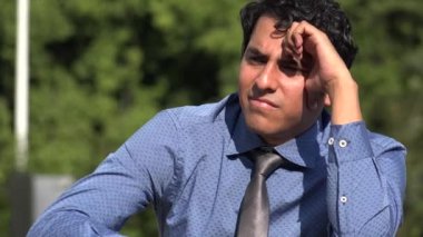 Kafası karışmış İspanyol Adam