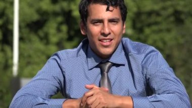 İspanyol Yetişkin Erkek Konuşuyor