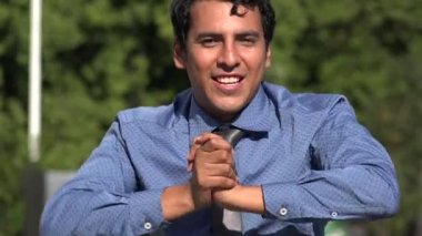 Mutlu İspanyol Yetişkin Erkek Konuşuyor