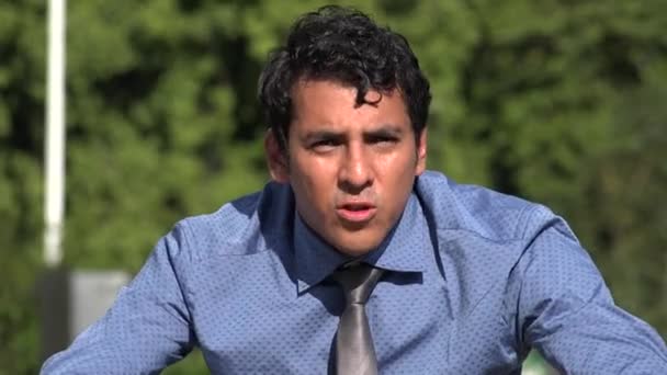 Kızgın İspanyol Yetişkin Erkek Konuşuyor — Stok video