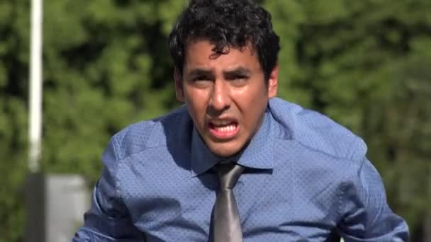 Neurotische Latijns-Amerikaanse volwassen man aan het praten — Stockvideo