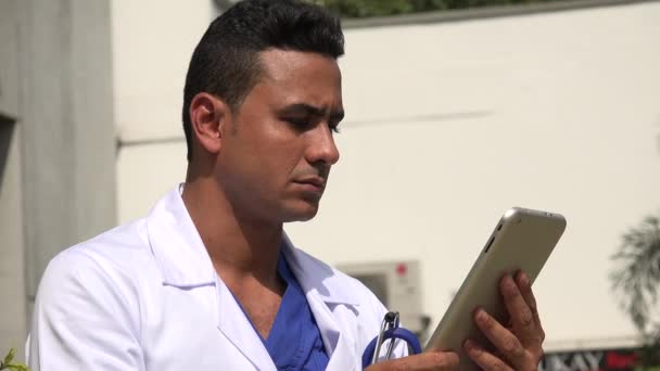 Grave hispânico masculino médico usando comprimido — Vídeo de Stock