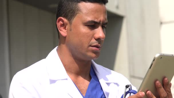 Happy Hispanic Masculino Médico leitura Tablet — Vídeo de Stock