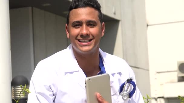 Серйозний іспаномовний чоловічий хірург з таблетками — стокове відео