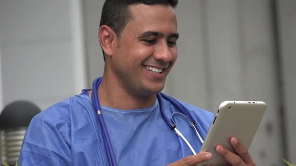 Spaanse mannelijke chirurg denken met tablet — Stockvideo