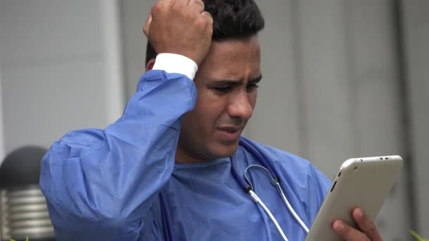 Gestresster hispanischer Chirurg mit Tablet — Stockvideo