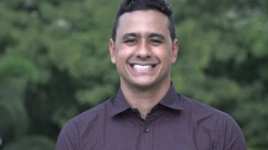 Mutlu Yakışıklı İspanyol Adam.