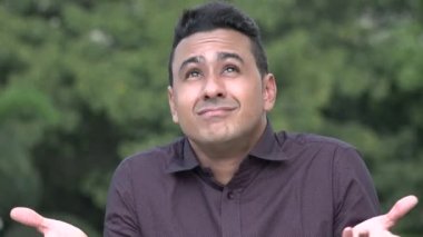 Şaşkın Yakışıklı İspanyol Adam.