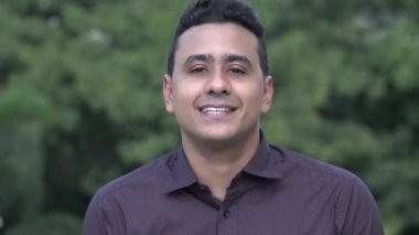 Yakışıklı İspanyol Adam konuşuyor.