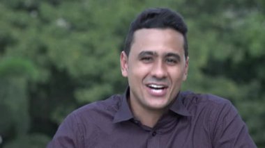 Mutlu Yakışıklı İspanyol Adam Konuşuyor