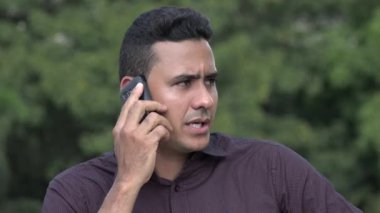 İspanyol Adam Cep Telefonu Kullanıyor