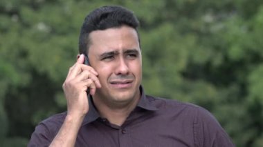 Ağlayan İspanyol Cep Telefonu Kullanıyor