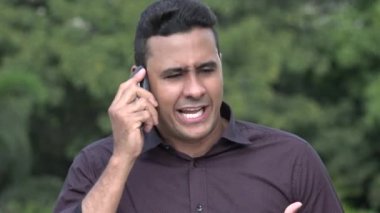 Sinirli İspanyol Cep Telefonu Kullanıyor