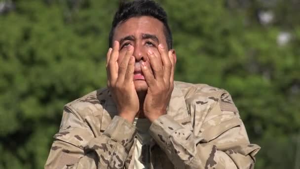 Soldado masculino hispano saludando — Vídeos de Stock