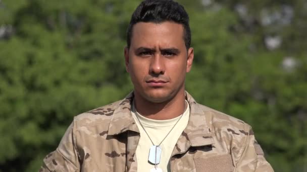 Saudação Soldado Hispânico Masculino — Vídeo de Stock