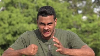 Öfkeli İspanyol Erkek Gazi