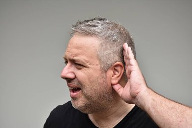 Dinleme tıraşsız beyaz erkek